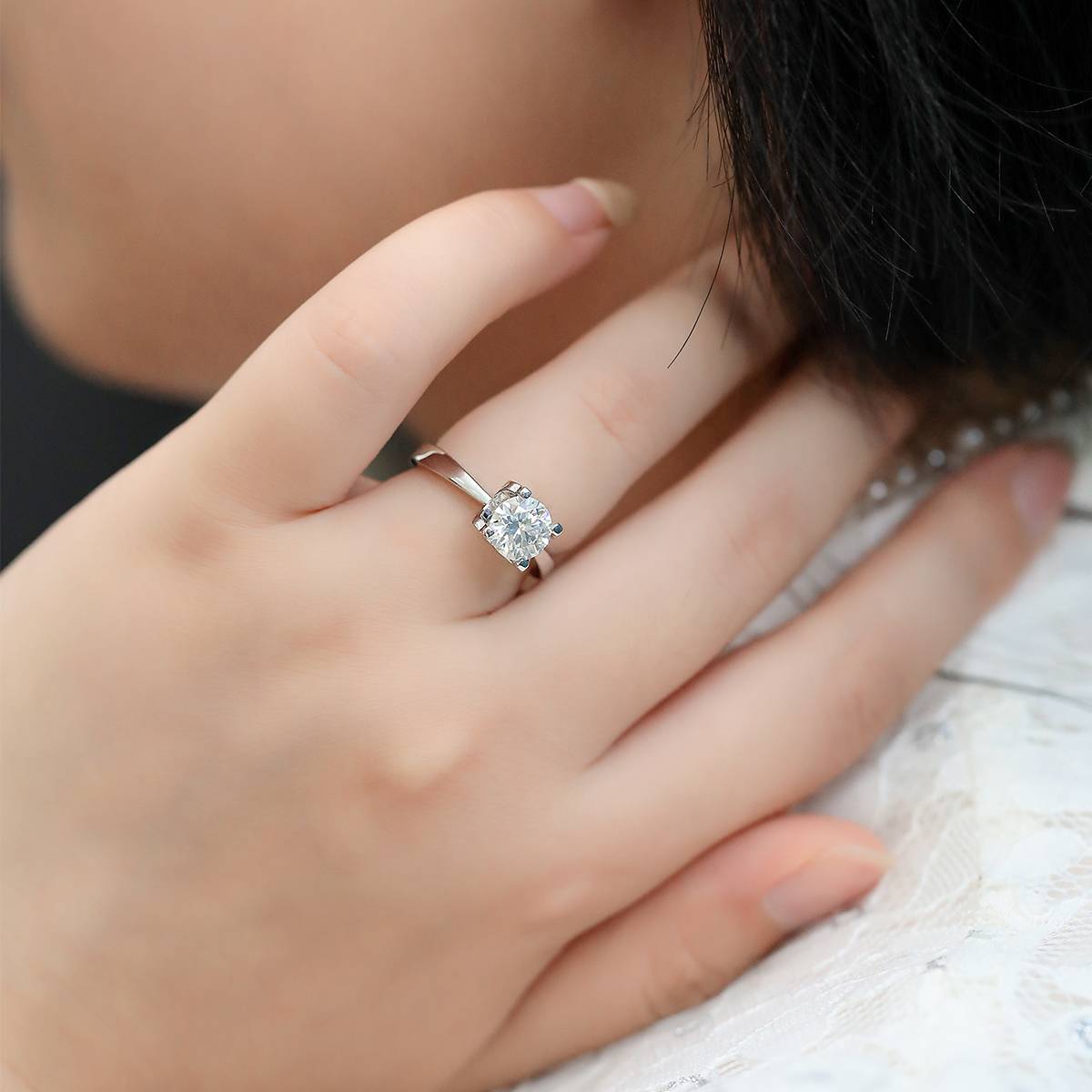 经典牛头S925银镀白金莫桑钻女戒1.5克拉D级
